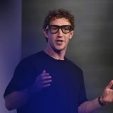 "Nous avons placé des centaines de millions de jeunes dans des comptes pour adolescents sur Instagram, Facebook et Messenger, et maintenant nous les étendons aux adolescents du monde entier sur Facebook et Messenger", a indiqué le groupe Meta jeudi,dont Mark Zuckerberg est le CEO. KEYSTONE/FR171100 AP/NIC COURY